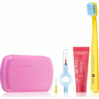 CURAPROX Travel Set Πακέτο Ταξιδιού Στοματικής Υγιεινής με Οδοντόκρεμα 10ml, Οδοντόβουρτσα Πτυσσόμενη, Μεσοδόντιο Βουρτσάκι Καθαρισμού & Κουτί Μεταφοράς Χρώμα Ρόζ 1τμχ